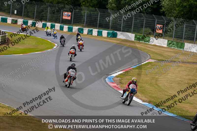 Vintage motorcycle club;eventdigitalimages;mallory park;mallory park trackday photographs;no limits trackdays;peter wileman photography;trackday digital images;trackday photos;vmcc festival 1000 bikes photographs